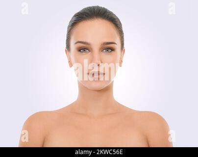 Perfektion perfektionieren. Studio-Beauty-Aufnahme einer attraktiven Brünette Frau. Stockfoto