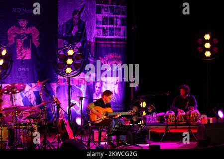 Krakau, Polen - 25. Juni 2022: Al Di Meola Acoustic Trio spielt live auf der Kijow.im Mittelpunkt des Summer Jazz Festivals in Krakau, Polen Stockfoto