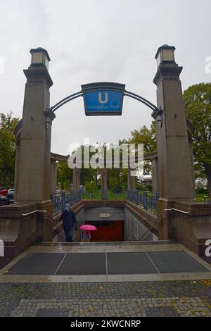 Menschen betreten und verlassen die dekorative Steintreppe des U-Bahnhofs Heidelberger Platz an der Berliner U-Bahn, Deutschland Stockfoto