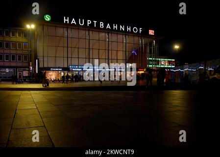 Das Äußere des Kölner Hauptbahnhofs und des nächtlichen Marktplatzes, Deutschland Stockfoto