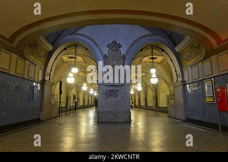 Verzierte dekorative Steinarbeiten in der U-Bahn-Station Heidelberger Platz an der U-Bahn-Station Berlin, Deutschland Stockfoto