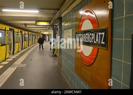 U-Bahn-Schild „London“ von London Transport auf dem Bahnsteig am Wittenbergplatz, auf der U-Bahn-Station Berlin, Deutschland Stockfoto