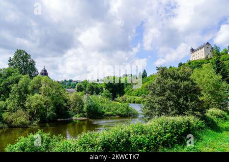 Schloss Schadeck in Runkel. Grüne Landschaft am Lahn mit dem alten Schloss auf einem Hügel. Stockfoto