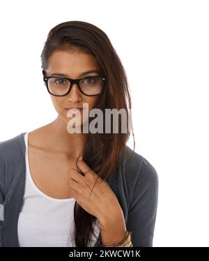 Die Brille passt zu ihren empfindlichen Eigenschaften. Eine wunderschöne junge ethnische Frau, die eine Brille trägt und vor der Kamera lächelt. Stockfoto