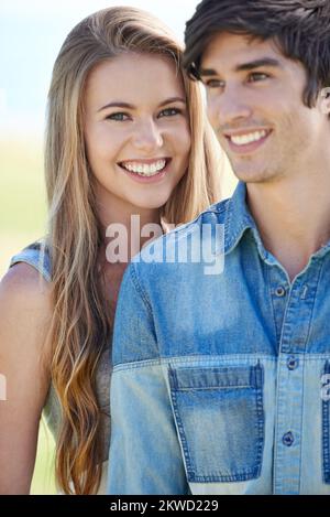 Ahhhhh, junge Liebe. Ein junges Paar, das gemeinsam einen schönen Tag im Freien genießt. Stockfoto