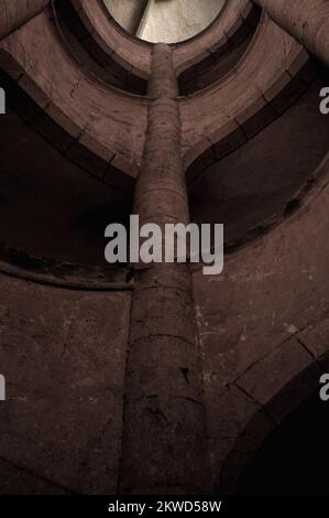 Die kopfsteingepflasterte spiralförmige Rampe, die für Pferde gebaut wurde, die Munition transportieren, führt zu den Zinnen der Munot 1500s-Festung, einer beeindruckenden Rotunde mit Blick auf die Altstadt von Schaffhausen, Nordschweiz. Das kreisförmige Design, das Teil des Übergangs von mittelalterlichen Burgen zu Artilleriefestungen war, beruhte wahrscheinlich auf den Ideen des deutschen Renaissance-Künstlers Albrecht Dürer (1471-1528). Stockfoto