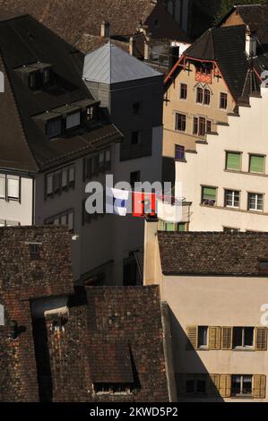 Bunt gefärbte Flaggen oder Banner mit den Waffen und Emblemen der Schweizer Kantone hängen in den verkehrsfreien Straßen der Altstadt oder der Altstadt von Schaffhausen neben dem Hochrhein in der Nordschweiz. Die antike Stadt beherbergt viele feine Gotik-, Renaissance- und Barock-Gilden- oder Handelshäuser mit orielen Fenstern und Fassaden mit Fresken. Stockfoto