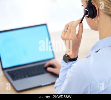 Callcenter, kontaktieren Sie uns und den Laptop einer Mitarbeiterin oder Agentin, die ihren Computer mit Headset im Büro verwendet. Weibliche Mitarbeiterin im Kundendienst oder Stockfoto