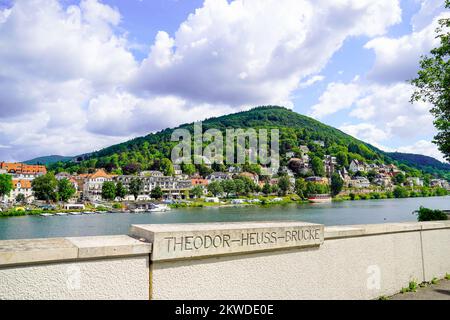 Blick auf Heidelberg mit hügeliger Landschaft und Neckar von der Theodor-Heuss-Brücke. Stockfoto