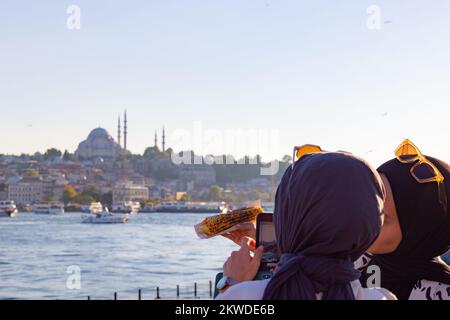 Zwei türkische Hijabi-Mädchen fotografieren Istanbul. Moderne hijabi-türkische Frauen. Istanbul Turkiye - 8.20.2022 Stockfoto