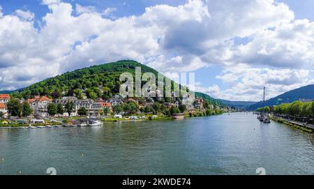 Blick auf Heidelberg mit hügeliger Landschaft und Neckar von der Theodor-Heuss-Brücke. Stockfoto