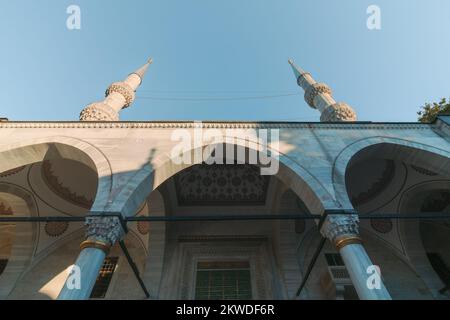 Uskudar Yeni Valide oder Valide-i Cedid Moschee in Istanbul. Osmanische Moscheen. Istanbul Turkiye - 9.8.2022 Stockfoto