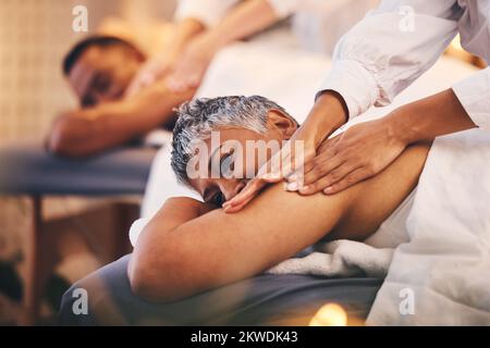 Spa, Wellness und schwarzes Paar, das sich massieren lässt, um zu entspannen, romantischen Urlaub, Urlaub und Jubiläum zu genießen. Luxusbehandlung, Schönheitssalon und Senioren Stockfoto
