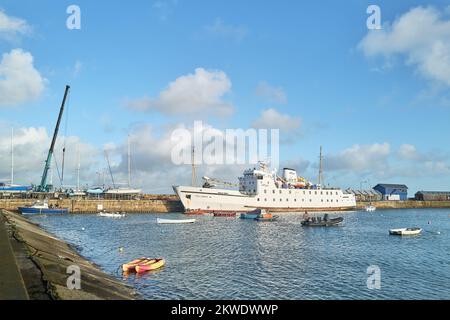 Die Scillonian III-Fähre (Penzance nach St. Mary's, Scilly Isles) liegt im Hafen von Penzance, Cornwall, England. Stockfoto