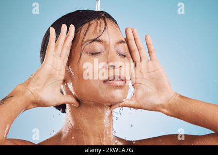 Schönheit, Gesicht und schwarze Frau unter der Dusche mit Wasser für Hautpflege und Hygiene, Hautfeuchtigkeit und Gesichtsbehandlung mit Behandlung für die Pflege. Sauber, Kosmetik Stockfoto