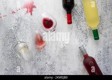 Weinflaschen und Gläser mit Rot-, Weiß- und Rosenwein. Wunderschöner abstrakter Weinhintergrund. Stockfoto