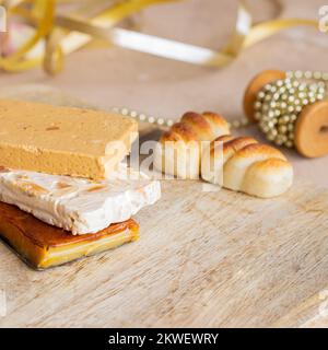 Traditionelle spanische Weihnachtsbonbons, Turron, Mandelnougat und Marzipan. Stockfoto