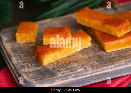 Turron de yema oder verbranntes Eigelb Nougat, köstliches und berühmtes Weihnachtssüß. Stockfoto