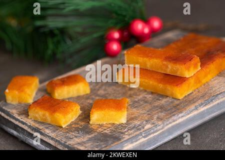 Turron de yema oder verbranntes Eigelb Nougat, köstliches und berühmtes Weihnachtssüß. Stockfoto