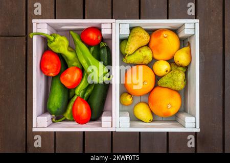 Ein paar Holzkisten voller frischem Obst und Gemüse Stockfoto