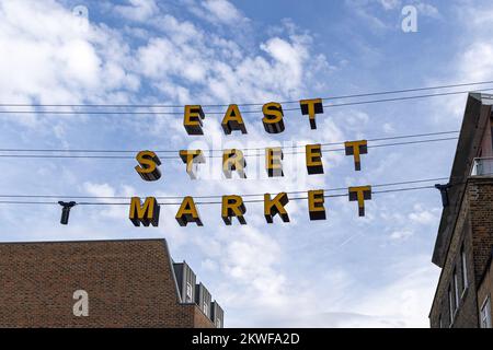 East Street Market-Schild auf der anderen Straßenseite, Walworth Road, London, England Stockfoto