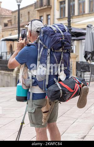 OVIEDO, SPANIEN - 10. AUGUST 2021: Typischer Pilger von Camino de Santiago (Weg von St. James) Stockfoto