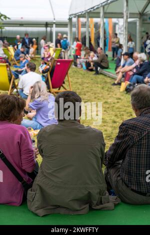 Die Menschenmassen genießen das Hay Festival of Literature, Hay on Wye, Powys, Wales, Großbritannien Stockfoto