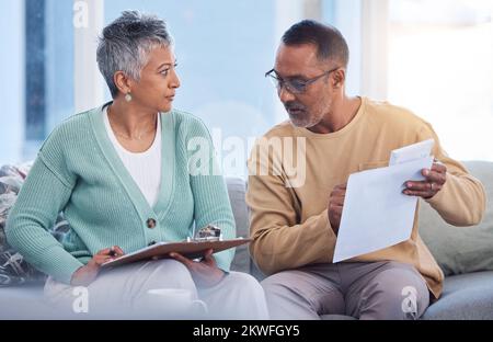 Finanzen, Hypotheken und alte Ehepaare mit einem Budget auf Papier für Versicherungsrechnungen, Finanzinvestitionen oder Steuern. Management, Partner und Seniorin Stockfoto