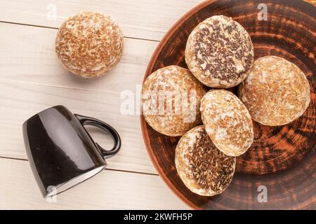 Mehrere süße leckere Lebkuchen mit Steingut auf einem Holztisch, Makro, Draufsicht. Stockfoto