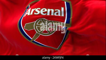 London, Großbritannien, 2022. Mai: Die Flagge des Arsenal Football Club winkt. Arsenal ist ein professioneller Fußballverein mit Sitz in Islington, London, England. Stockfoto