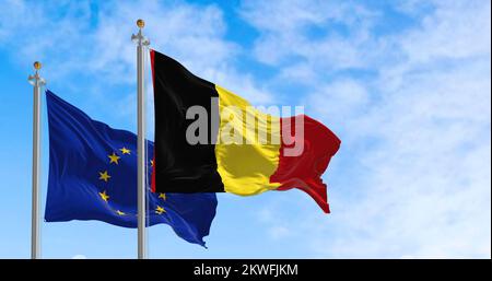 Die Flaggen Belgiens und der Europäischen Union winken an einem sonnigen Tag im Wind. Demokratie und Politik. Europäisches Land. Nahtlose Schleife in Zeitlupe. Stockfoto