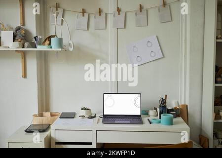 Hintergrundbild moderner Juwelierarbeitsplatz mit Laptop und gemütlichen Details, Kopierbereich Stockfoto
