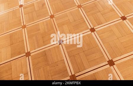 Altmodisches Parkett aus verschiedenen Holzplanken mit geometrischem Muster. Hintergrundfoto Stockfoto