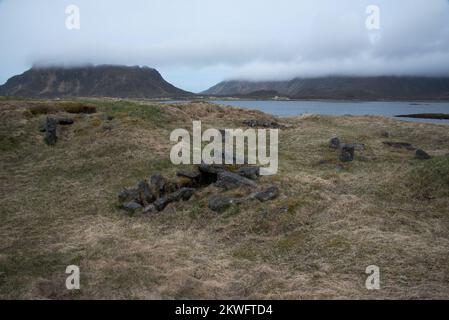 Um 400 CE begruben die Vorfahren der Wikinger ihre hochrangigen Menschen in Steingräbern an einem Ort, der heute Føre auf dem Archipel Vesterålen heißt. Stockfoto