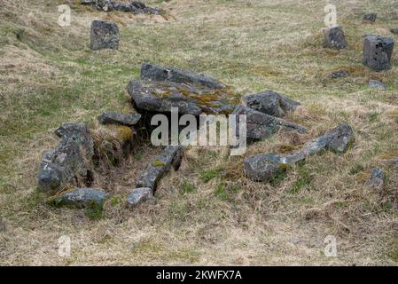 Um 400 CE begruben die Vorfahren der Wikinger ihre hochrangigen Menschen in Steingräbern an einem Ort, der heute Føre auf dem Archipel Vesterålen heißt. Stockfoto