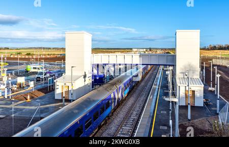 Bahnhof am Flughafen Inverness ein Scotrail-Zug steht am neuen Bahnhof Stockfoto