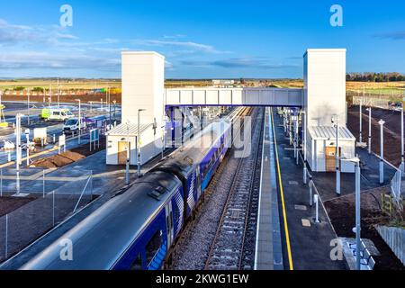 Bahnhof am Flughafen Inverness ein Scotrail-Zug fährt in den neuen Bahnhof ein Stockfoto