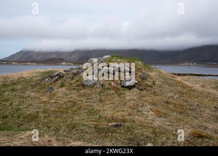 Um 400 CE begruben die Vorfahren der Wikinger ihre hochrangigen Menschen in Steingräbern an einem Ort, der heute Føre auf dem Archipel Vesterålen heißt. Stockfoto