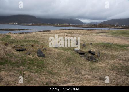 Um 400 CE begruben die Vorfahren der Wikinger ihre hochrangigen Menschen in Steingräbern an einem Ort, der heute Føre auf dem Archipel Vesterålen heißt. Stockfoto