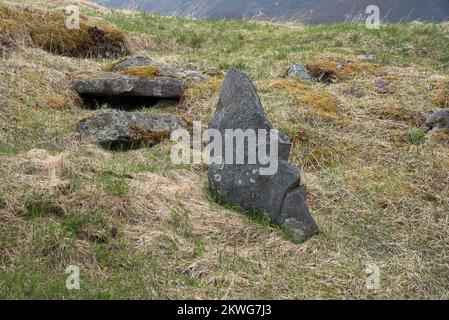 Um 400 CE begruben die Vorfahren der Wikinger ihre hochrangigen Menschen in Steingräbern an einem Ort, der heute Føre auf dem Archipel Vesterålen heißt. Stockfoto