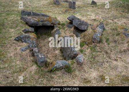 Um 400 CE begruben die Vorfahren der Wikinger ihre hochrangigen Menschen in Steingräbern an einem Ort, der heute Føre auf dem Archipel Vesterålen heißt. Stockfoto