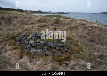 Um 400 CE begruben die Vorfahren der Wikinger ihre hochrangigen Menschen in Steingräbern an einem Ort, der heute Føre auf dem Archipel Vesterålen heißt. Stockfoto