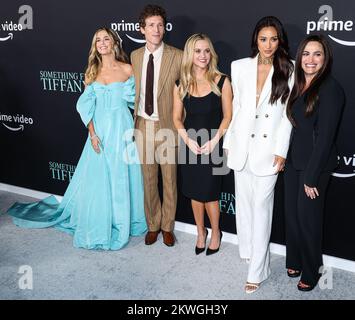 CENTURY CITY, LOS ANGELES, KALIFORNIEN, USA - NOVEMBER 29: Zoey Deutch, Daryl Wein, Reese Witherspoon, Shay Mitchell und Lauren Levy Neustadter treffen am 29. November 2022 in Century City, Los Angeles, Kalifornien, USA auf der Premiere von Amazon Prime Video „Something from Tiffany's“ auf der AMC Century City 15 in Westfield Century City ein. (Foto von Xavier Collin/Image Press Agency) Stockfoto