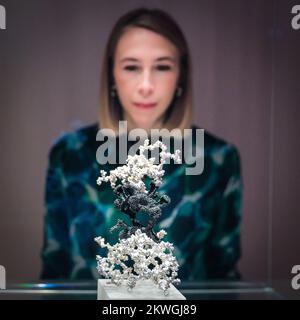 London, Großbritannien. 30.. November 2022. Museumspersonal posiert mit „Hope in Balance“ von Junko Mori, 2020. Es zeigt, dass ein Virus von Antikörpern umgeben ist. Injizierende Hoffnung: Das Rennen um einen COVID-19-Impfstoff erforscht in einer kostenlosen Ausstellung im Wissenschaftsmuseum die weltweiten Bemühungen, Impfstoffe in pandemischer Geschwindigkeit zu entwickeln. Es zielt darauf ab, das Unsichtbare sichtbar zu machen, von der Untersuchung des Virus selbst bis zur Enthüllung der Arbeit, die die Impfstoffe ermöglicht hat. Kredit: Imageplotter/Alamy Live News Stockfoto