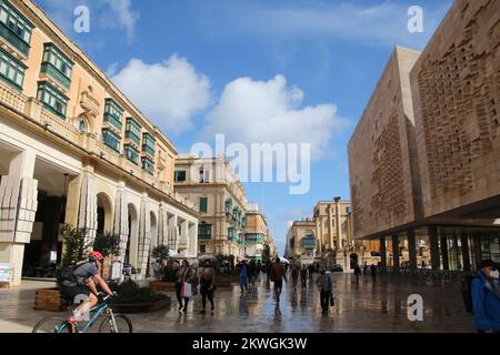 Hauptstraße von Valletta mit dem neuen parlamentsgebäude auf der rechten Seite, Malta: -01.11.2021 Stockfoto