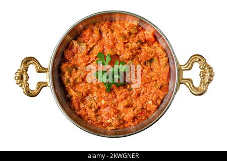 Traditionelles türkisches menemen-Gericht mit Eiern, Zwiebeln, Paprika und Tomaten auf weißem Hintergrund Stockfoto