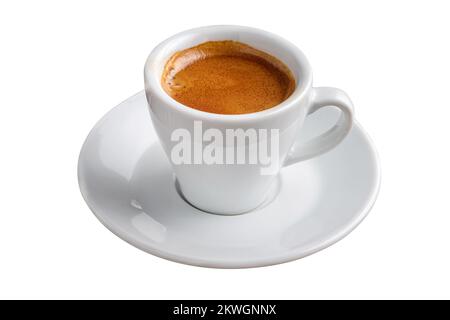 Frischer Espresso in einer Kaffeetasse aus weißem Porzellan auf isoliertem weißem Hintergrund Stockfoto