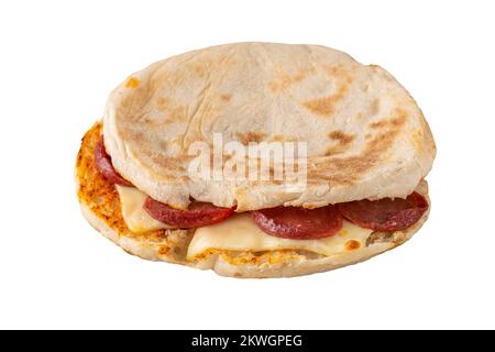 Fladenbrot mit Salami, türkischer Wurst und Cheddar auf weißem Hintergrund Stockfoto