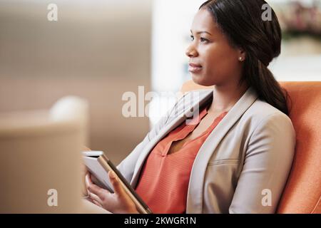 Geschäftsfrau, Denkerin und digitales Tablet im Büro für Planung, Vision und zukünftiges Startup-Ziel, Ambition und Motivation. Schwarze Frau, hör zu und Stockfoto