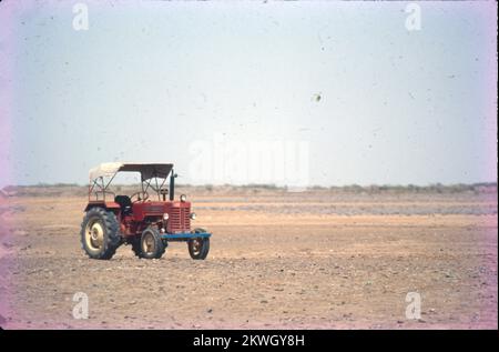 Traktoren werden im Allgemeinen mit der Landwirtschaft in Verbindung gebracht, da Landwirte sie neben Maschinen einsetzen, um Arbeitsgeräte wie Pflügen, Pflügen, Aussaaten und Eggen zu betreiben. Außerdem wird ein Traktor zum Schieben oder Ziehen der Maschine verwendet, wodurch die landwirtschaftliche Arbeit bequemer wird. Stockfoto